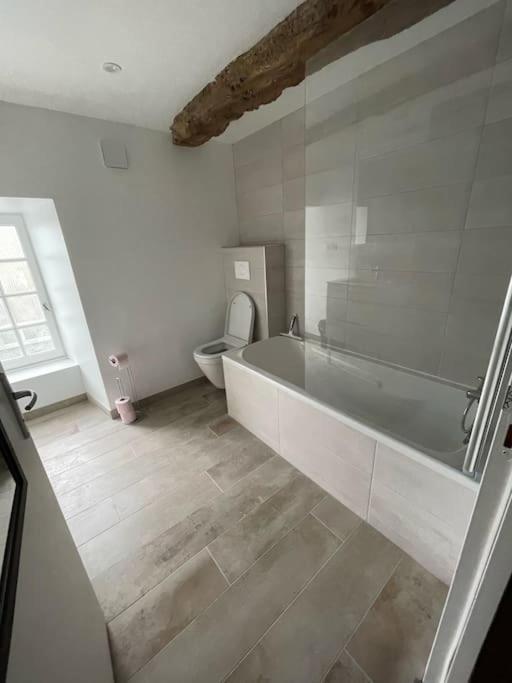 Hébergement de vacances Charmante Maison A Proche Dinan Et St Malo. Évran